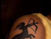 Význam tetovania znamenia Strelec Tetovanie strelca pre mužov na nohe