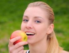 هل من الممكن أكل التفاح من الأم المرضعة؟